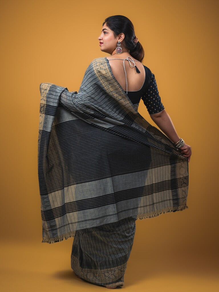 Jute kadhi cotton grey color allover checks & contrast border with contrast pallu and running blouse