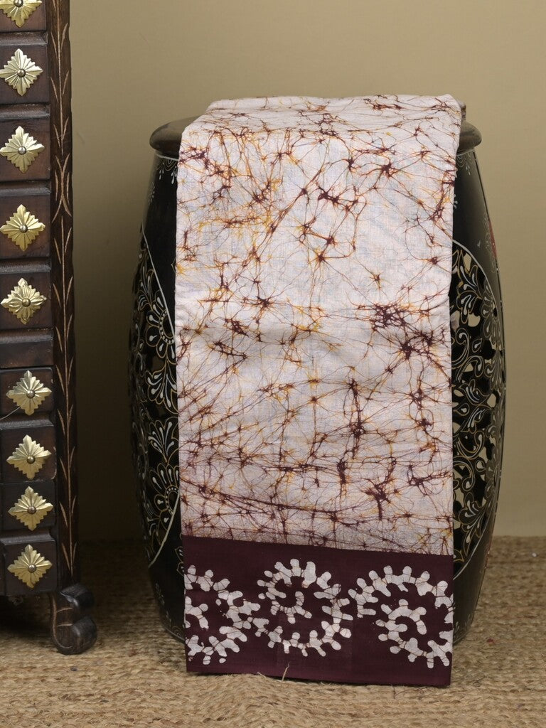 Maheswari cotton saree in white color with contrast pallu and attached plain blouse