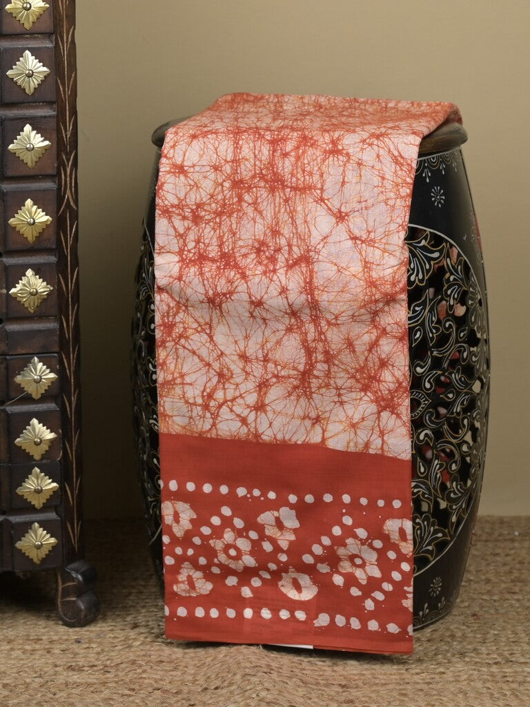 Maheswari cotton saree in white color with contrast pallu and attached plain blouse