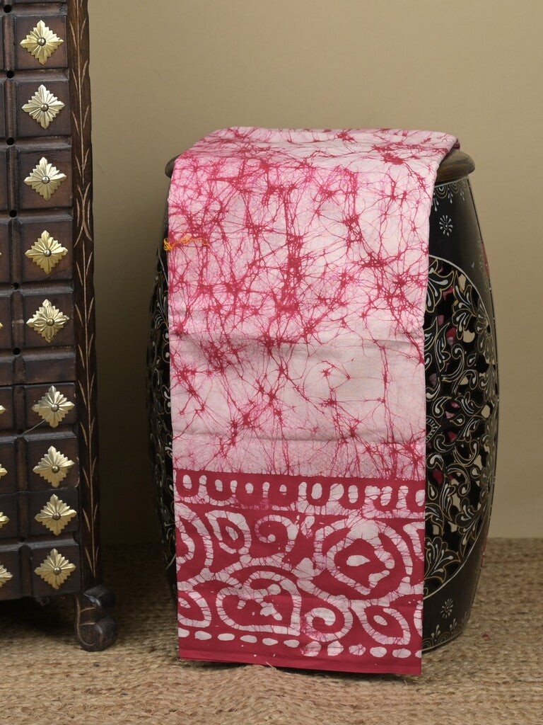 Maheswari cotton saree in white color with contrast pallu and attached plain blouse