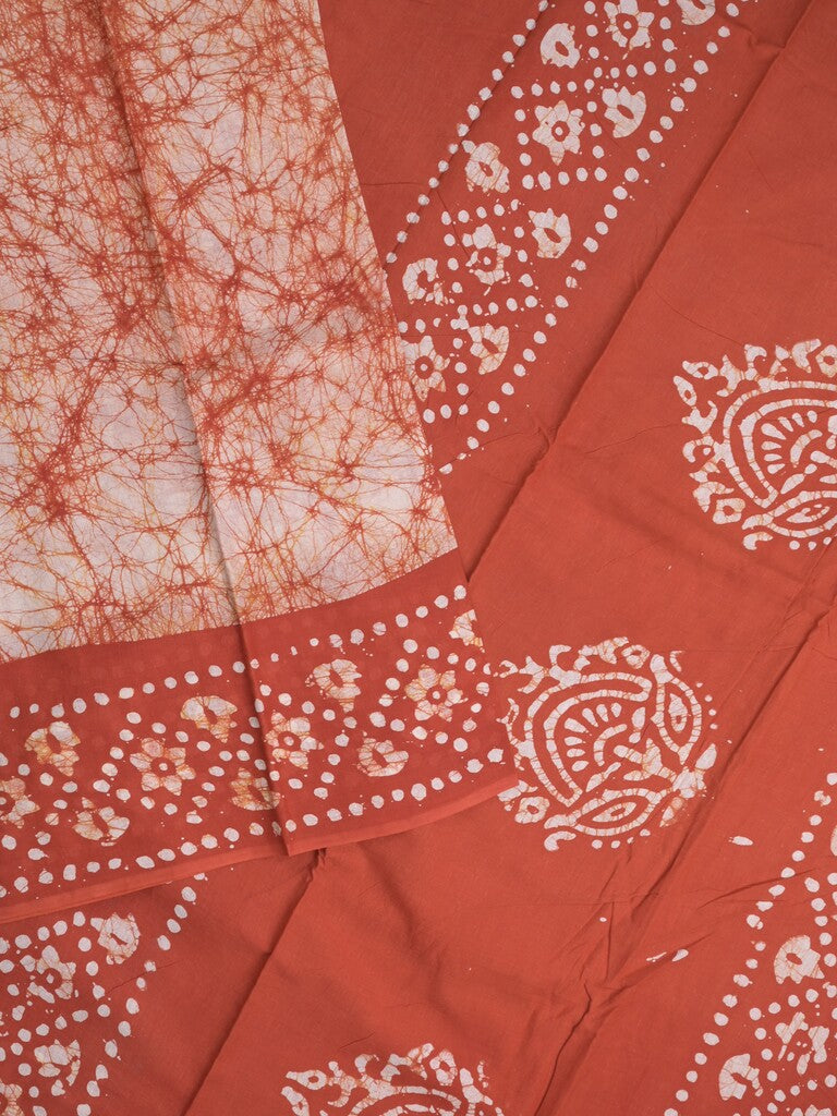 Maheswari cotton saree in white color with contrast pallu and attached plain blouse