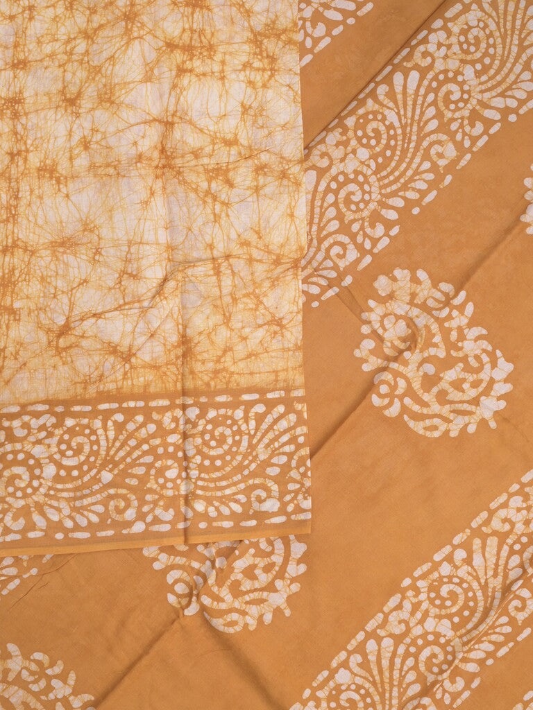 Maheswari cotton saree in white color with contrast pallu and attached plain blouse