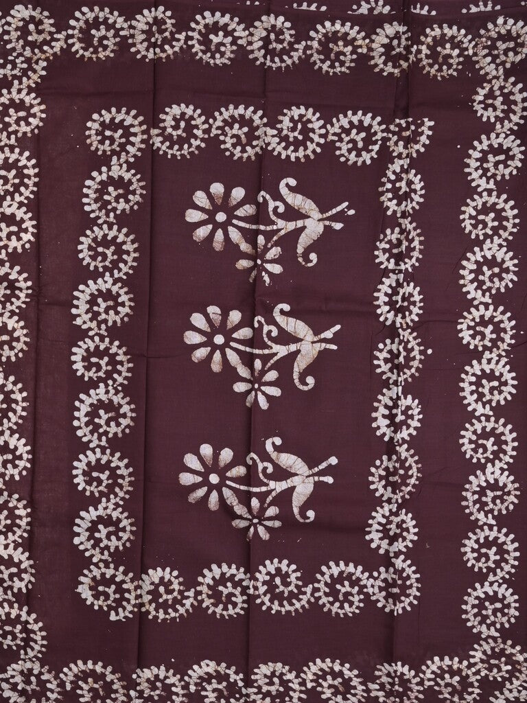 Maheswari cotton saree in white color with contrast pallu and attached plain blouse