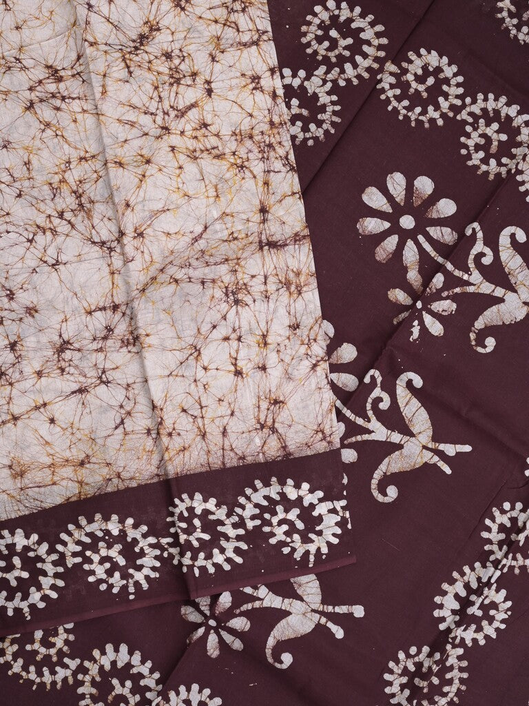 Maheswari cotton saree in white color with contrast pallu and attached plain blouse