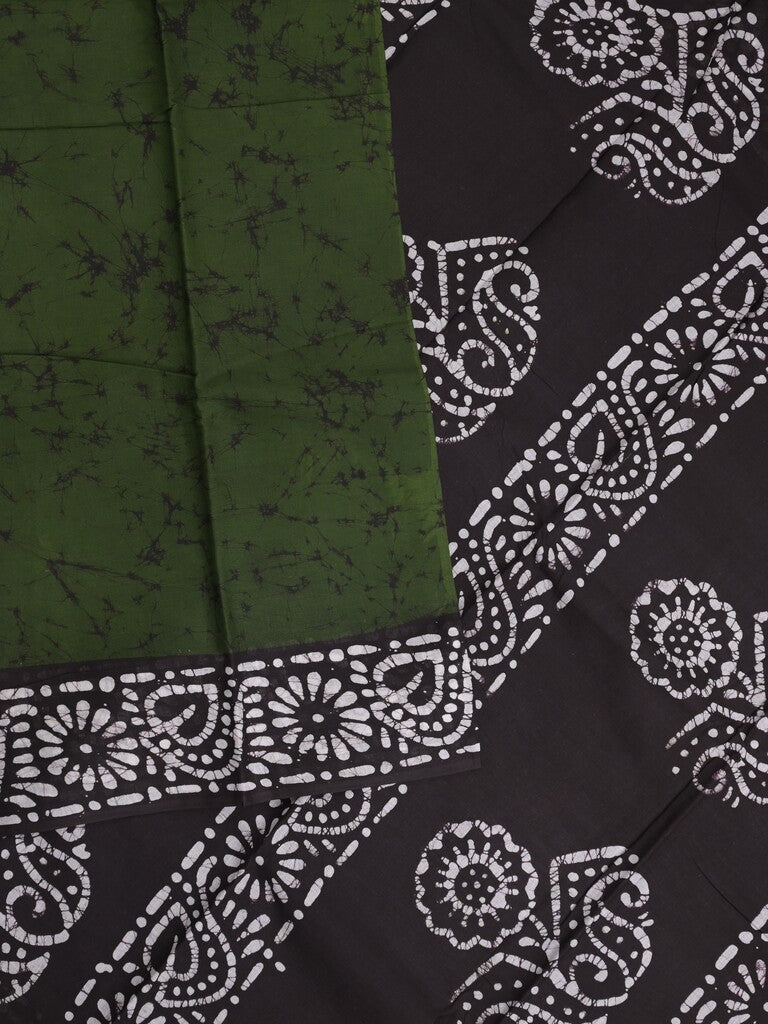 Maheswari cotton saree in bottle green color with contrast pallu and attached plain blouse