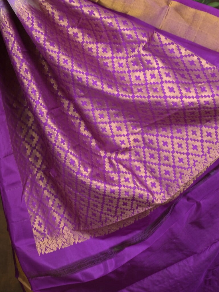 Gadwal pattu saree white color allover zari weaves & kanchi border with rich pallu and contrast plain blouse