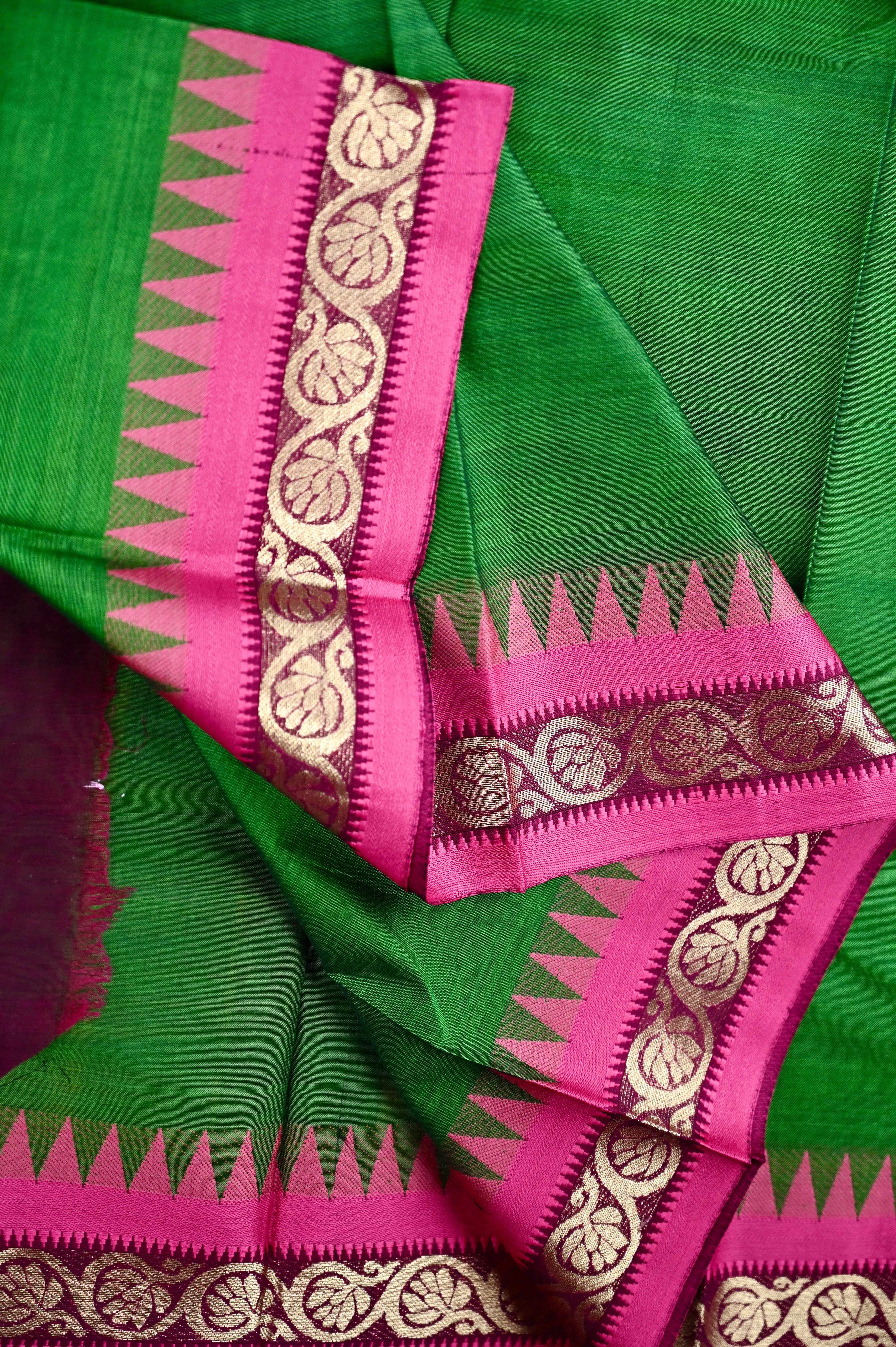 Dhaka cotton saree green and pink color with small zari border, big contrast pallu and plain blouse.